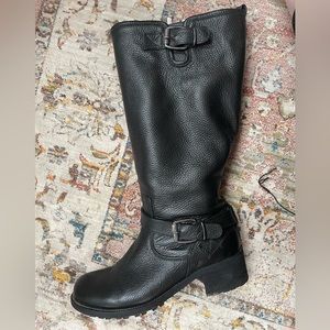 Knee high wide calf boots. Black leather. Size 42/11